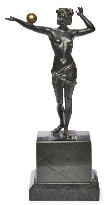 Kl. Bronze unsign.: Kugelspielerin, Jugendstil, um 1910.